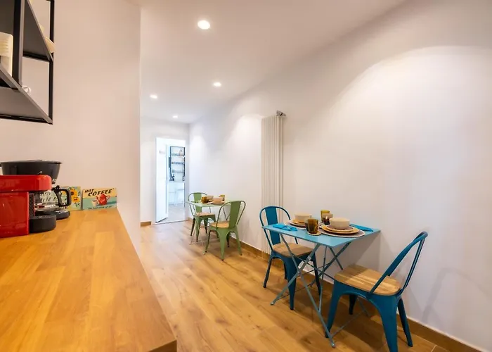 Bed & Breakfast Across The Room