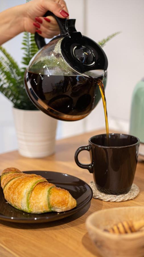 Across The Couette-café